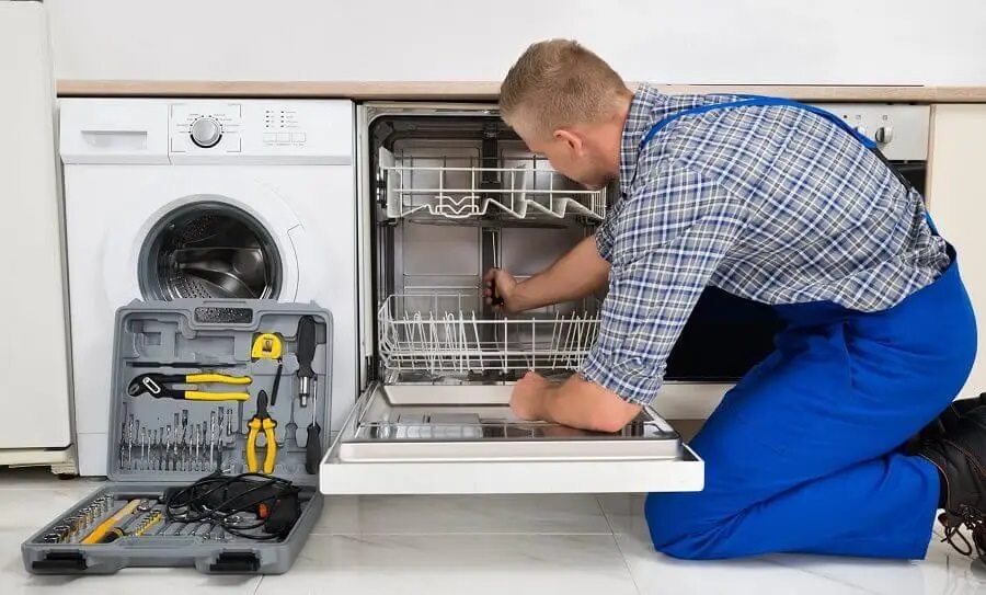 Derince Finlux servisi teknisyen ekibi beyaz eşya tamiri yaparken